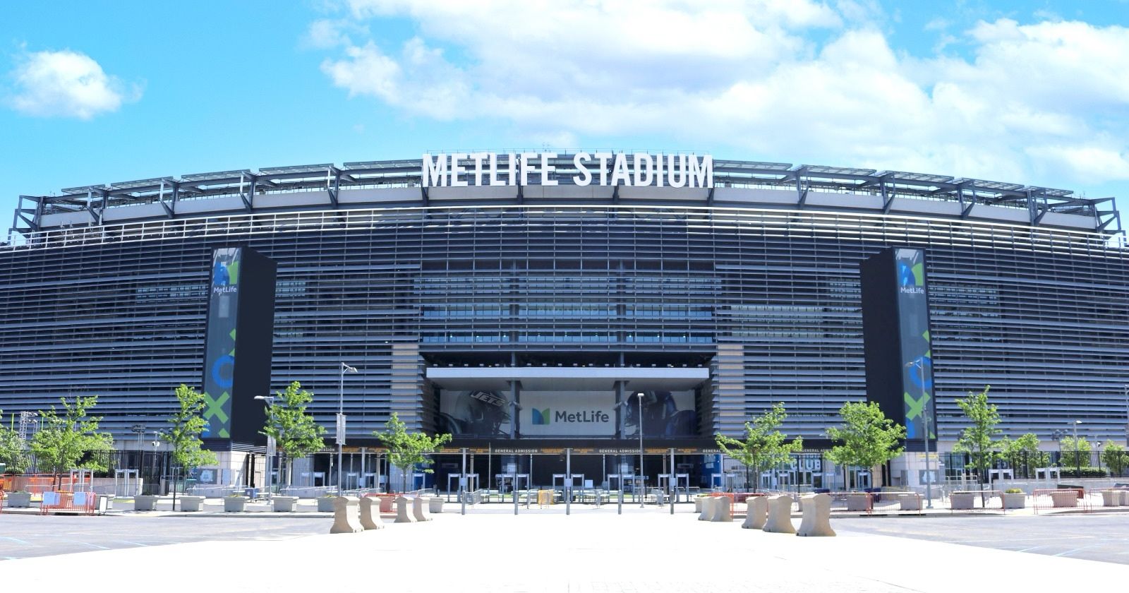 MetLife Stadium com logo visível